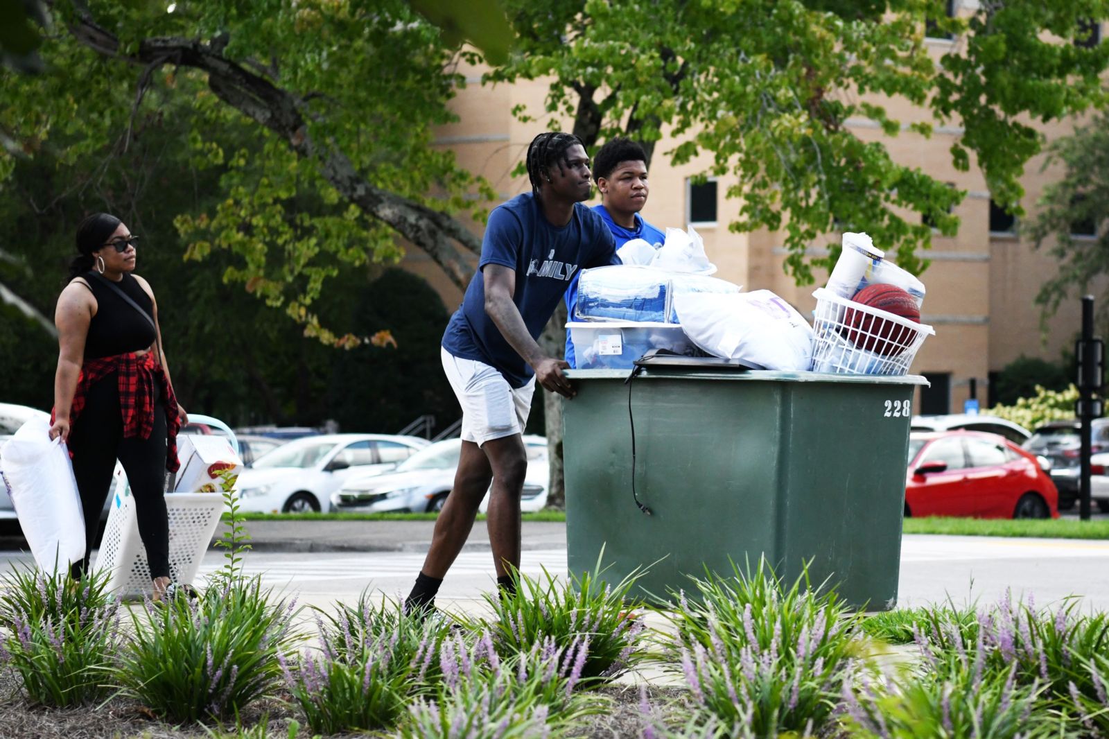 Students moving in